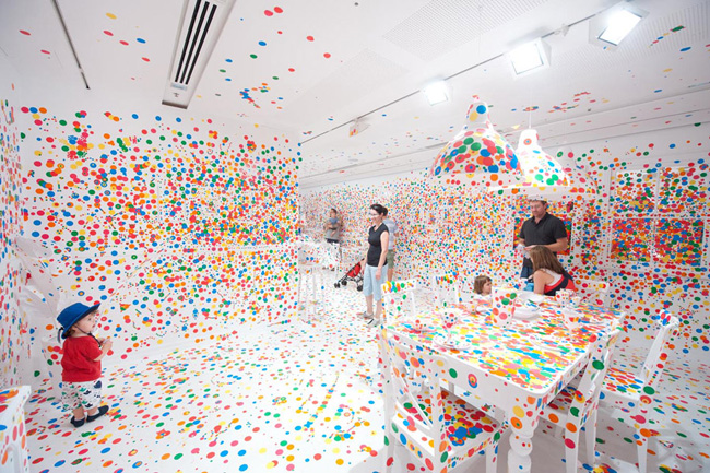 The-Obliteration-Room-Yayoi-Kusama-GoMA-mrcup-15