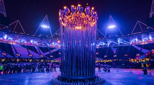 JO 2012 – La flamme olympique descend du ciel pour éblouir Londres