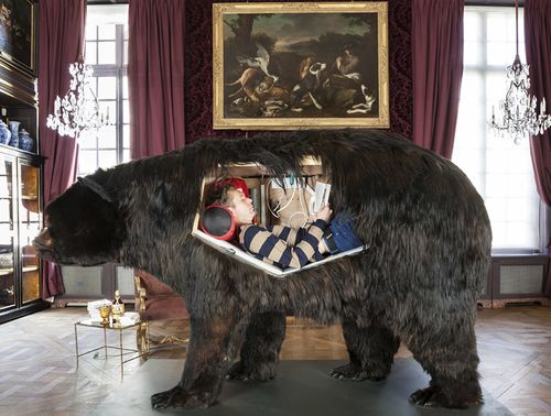 Abraham-poincheval-lives-inside-a-bear-carcass-for-two-weeks-05